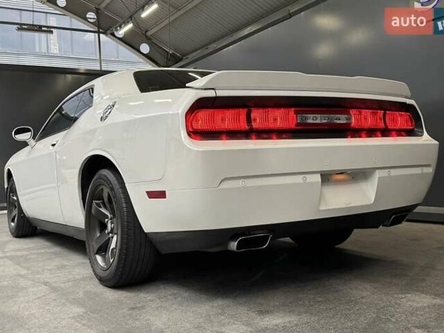 Белый Додж Челенджер, объемом двигателя 3.6 л и пробегом 157 тыс. км за 16500 $, фото 12 на Automoto.ua