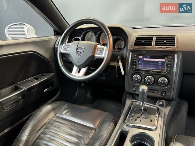 Белый Додж Челенджер, объемом двигателя 3.6 л и пробегом 157 тыс. км за 16500 $, фото 30 на Automoto.ua