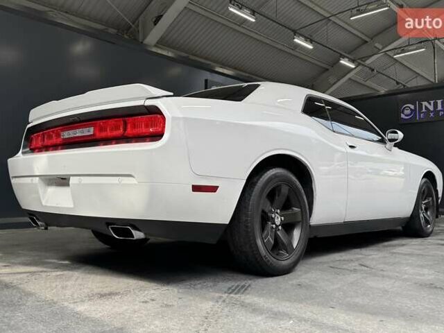 Белый Додж Челенджер, объемом двигателя 3.6 л и пробегом 157 тыс. км за 16500 $, фото 17 на Automoto.ua
