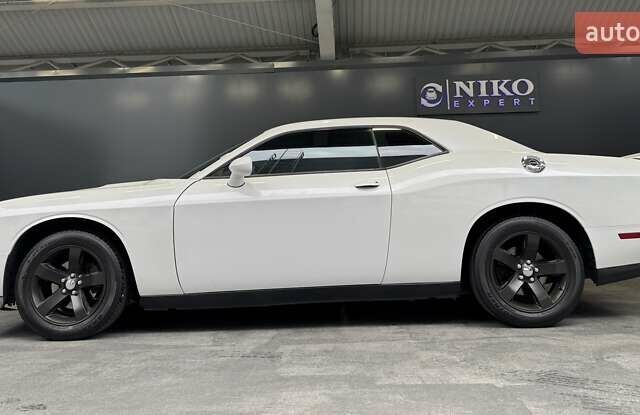 Белый Додж Челенджер, объемом двигателя 3.6 л и пробегом 157 тыс. км за 16500 $, фото 7 на Automoto.ua