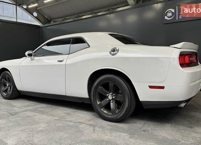 Белый Додж Челенджер, объемом двигателя 3.6 л и пробегом 157 тыс. км за 16500 $, фото 8 на Automoto.ua