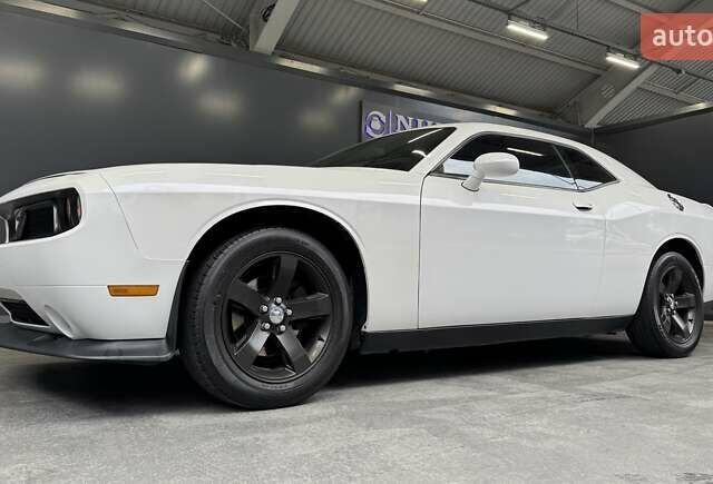 Белый Додж Челенджер, объемом двигателя 3.6 л и пробегом 157 тыс. км за 16500 $, фото 6 на Automoto.ua