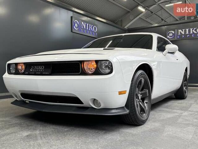 Белый Додж Челенджер, объемом двигателя 3.6 л и пробегом 157 тыс. км за 16500 $, фото 1 на Automoto.ua