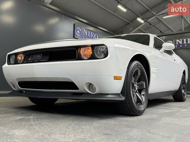 Белый Додж Челенджер, объемом двигателя 3.6 л и пробегом 157 тыс. км за 16500 $, фото 2 на Automoto.ua