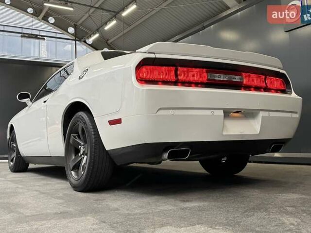 Белый Додж Челенджер, объемом двигателя 3.6 л и пробегом 157 тыс. км за 16500 $, фото 13 на Automoto.ua