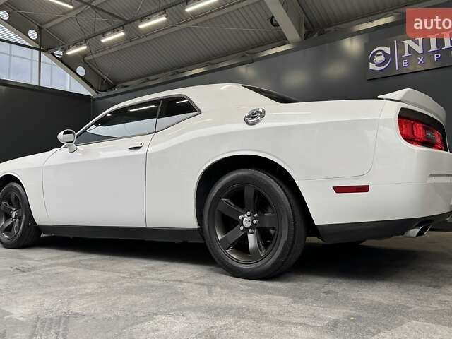 Белый Додж Челенджер, объемом двигателя 3.6 л и пробегом 157 тыс. км за 16500 $, фото 9 на Automoto.ua