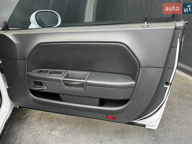 Белый Додж Челенджер, объемом двигателя 3.6 л и пробегом 157 тыс. км за 16500 $, фото 38 на Automoto.ua