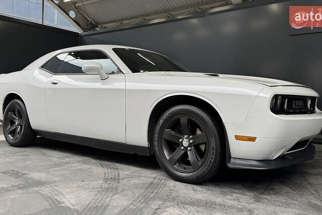 Белый Додж Челенджер, объемом двигателя 3.6 л и пробегом 157 тыс. км за 16500 $, фото 21 на Automoto.ua