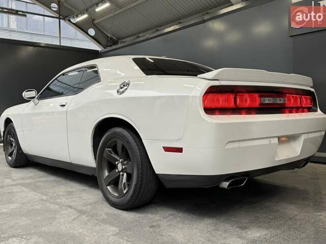 Белый Додж Челенджер, объемом двигателя 3.6 л и пробегом 157 тыс. км за 16500 $, фото 10 на Automoto.ua