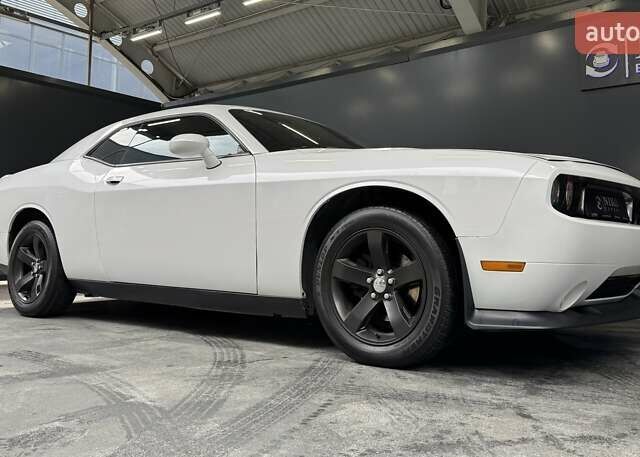 Белый Додж Челенджер, объемом двигателя 3.6 л и пробегом 157 тыс. км за 16500 $, фото 22 на Automoto.ua