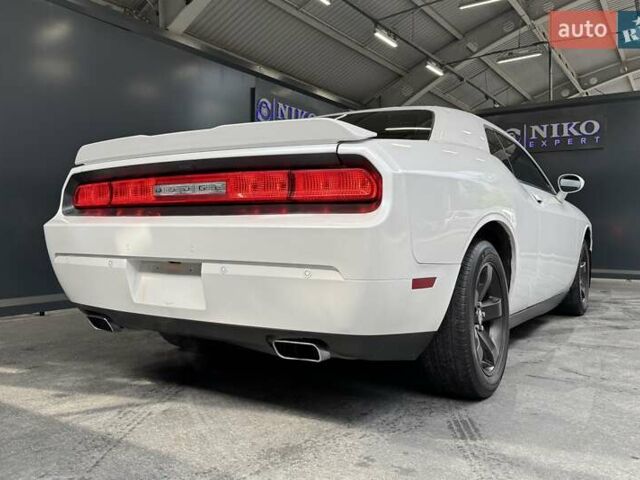 Белый Додж Челенджер, объемом двигателя 3.6 л и пробегом 157 тыс. км за 16500 $, фото 14 на Automoto.ua