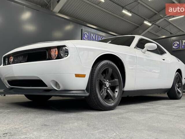 Белый Додж Челенджер, объемом двигателя 3.6 л и пробегом 157 тыс. км за 16500 $, фото 4 на Automoto.ua