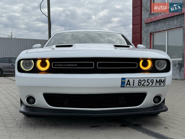 Белый Додж Челенджер, объемом двигателя 3.6 л и пробегом 150 тыс. км за 17499 $, фото 12 на Automoto.ua