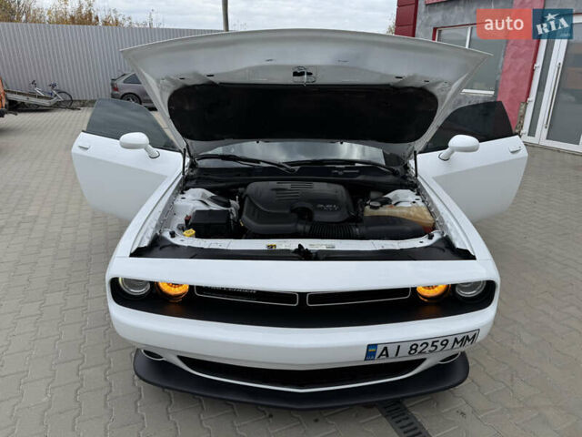 Белый Додж Челенджер, объемом двигателя 3.6 л и пробегом 150 тыс. км за 17499 $, фото 68 на Automoto.ua