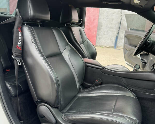 Белый Додж Челенджер, объемом двигателя 3.6 л и пробегом 150 тыс. км за 17499 $, фото 30 на Automoto.ua