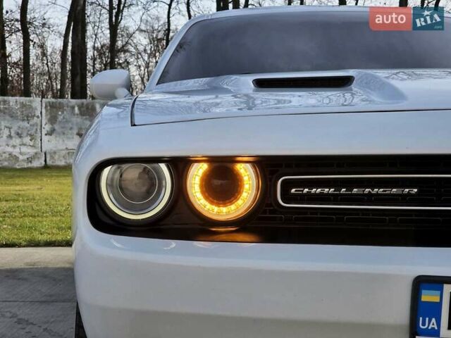 Белый Додж Челенджер, объемом двигателя 3.6 л и пробегом 95 тыс. км за 16500 $, фото 4 на Automoto.ua