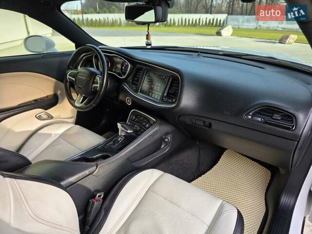 Белый Додж Челенджер, объемом двигателя 3.6 л и пробегом 95 тыс. км за 16500 $, фото 23 на Automoto.ua