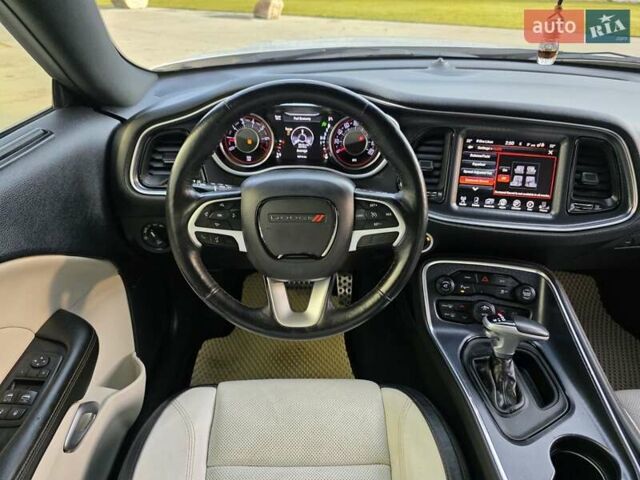 Белый Додж Челенджер, объемом двигателя 3.6 л и пробегом 95 тыс. км за 16500 $, фото 21 на Automoto.ua