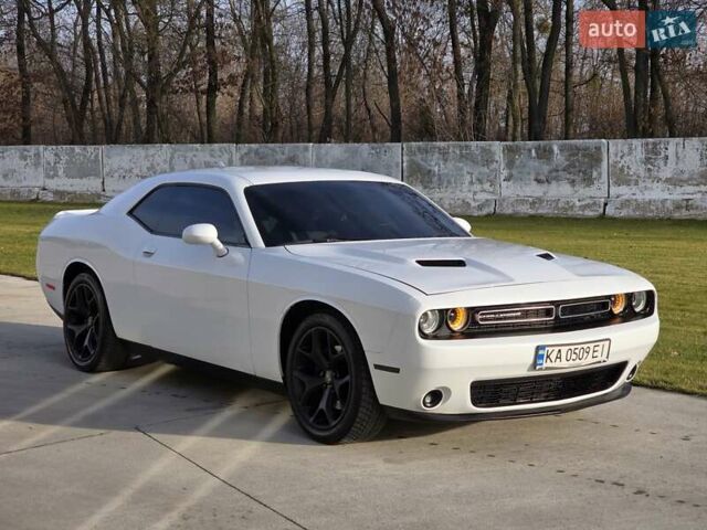 Белый Додж Челенджер, объемом двигателя 3.6 л и пробегом 95 тыс. км за 16500 $, фото 11 на Automoto.ua