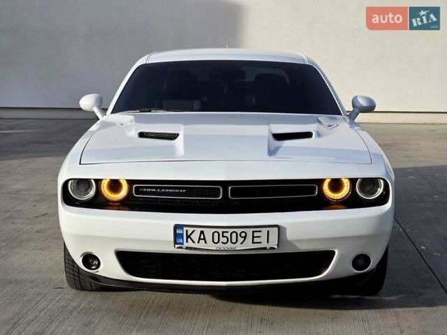 Белый Додж Челенджер, объемом двигателя 3.6 л и пробегом 95 тыс. км за 16500 $, фото 2 на Automoto.ua