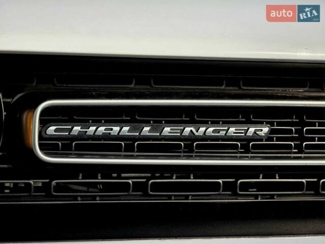 Белый Додж Челенджер, объемом двигателя 3.6 л и пробегом 95 тыс. км за 16500 $, фото 8 на Automoto.ua