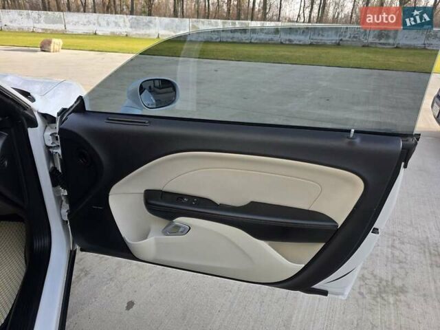 Белый Додж Челенджер, объемом двигателя 3.6 л и пробегом 95 тыс. км за 16500 $, фото 25 на Automoto.ua