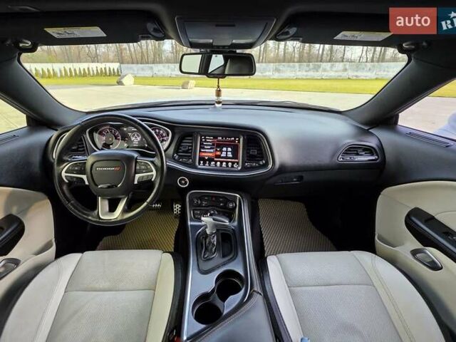 Белый Додж Челенджер, объемом двигателя 3.6 л и пробегом 95 тыс. км за 16500 $, фото 5 на Automoto.ua