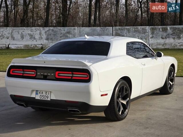 Белый Додж Челенджер, объемом двигателя 3.6 л и пробегом 95 тыс. км за 16500 $, фото 1 на Automoto.ua