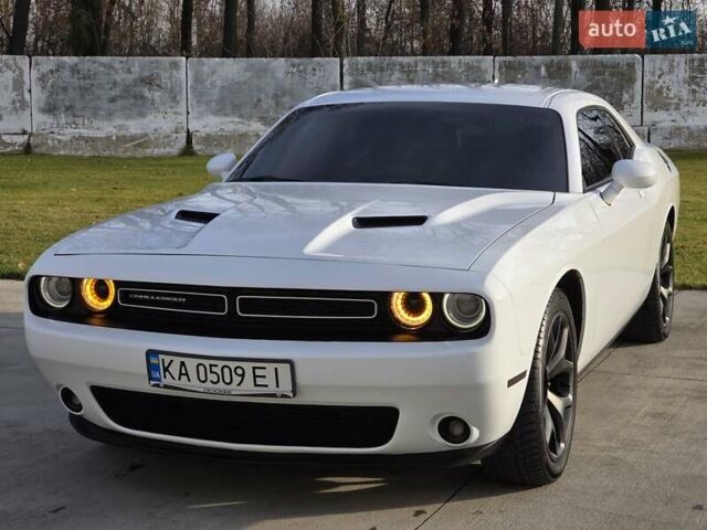 Белый Додж Челенджер, объемом двигателя 3.6 л и пробегом 95 тыс. км за 16500 $, фото 10 на Automoto.ua