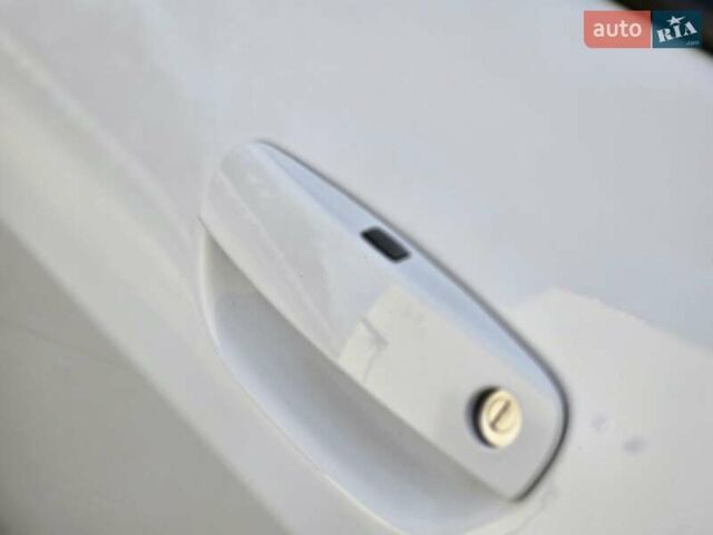 Белый Додж Челенджер, объемом двигателя 3.6 л и пробегом 95 тыс. км за 16500 $, фото 24 на Automoto.ua