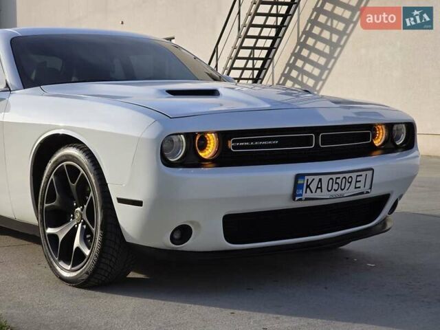 Белый Додж Челенджер, объемом двигателя 3.6 л и пробегом 95 тыс. км за 16500 $, фото 19 на Automoto.ua