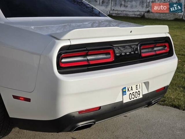 Белый Додж Челенджер, объемом двигателя 3.6 л и пробегом 95 тыс. км за 16500 $, фото 13 на Automoto.ua