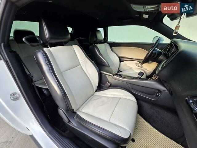 Белый Додж Челенджер, объемом двигателя 3.6 л и пробегом 95 тыс. км за 16500 $, фото 33 на Automoto.ua