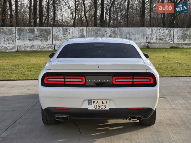 Белый Додж Челенджер, объемом двигателя 3.6 л и пробегом 95 тыс. км за 16500 $, фото 7 на Automoto.ua
