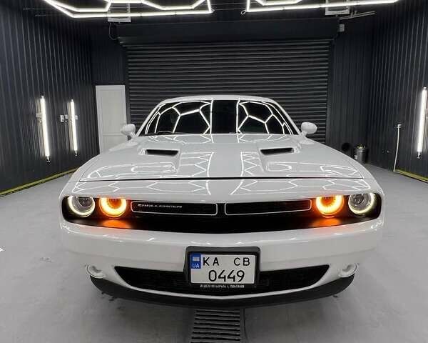 Белый Додж Челенджер, объемом двигателя 3.6 л и пробегом 177 тыс. км за 16500 $, фото 2 на Automoto.ua