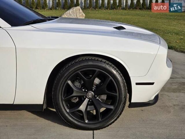 Белый Додж Челенджер, объемом двигателя 3.6 л и пробегом 95 тыс. км за 16500 $, фото 3 на Automoto.ua
