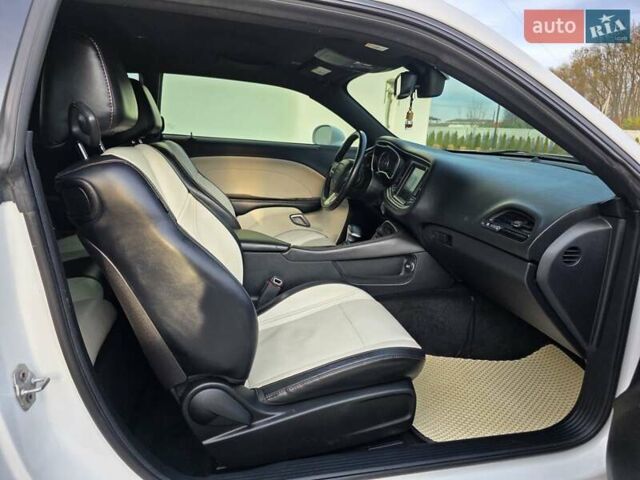 Белый Додж Челенджер, объемом двигателя 3.6 л и пробегом 95 тыс. км за 16500 $, фото 22 на Automoto.ua