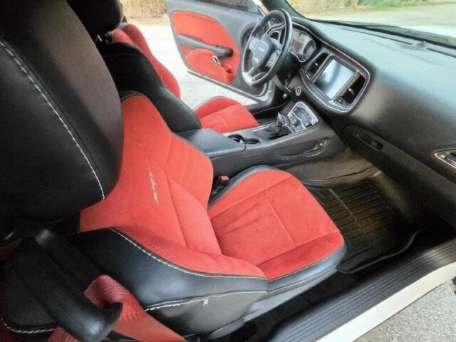 Белый Додж Челенджер, объемом двигателя 6.2 л и пробегом 79 тыс. км за 12000 $, фото 10 на Automoto.ua