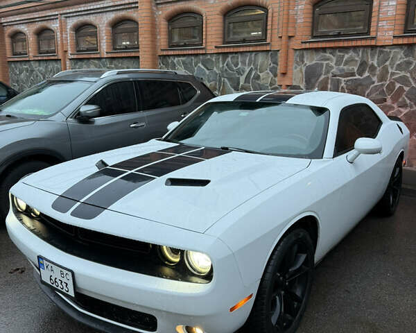 Белый Додж Челенджер, объемом двигателя 3.6 л и пробегом 160 тыс. км за 18000 $, фото 5 на Automoto.ua