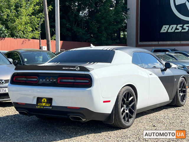 Белый Додж Челенджер, объемом двигателя 6.4 л и пробегом 136 тыс. км за 35000 $, фото 5 на Automoto.ua