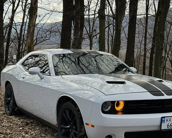 Белый Додж Челенджер, объемом двигателя 3.6 л и пробегом 160 тыс. км за 18000 $, фото 12 на Automoto.ua