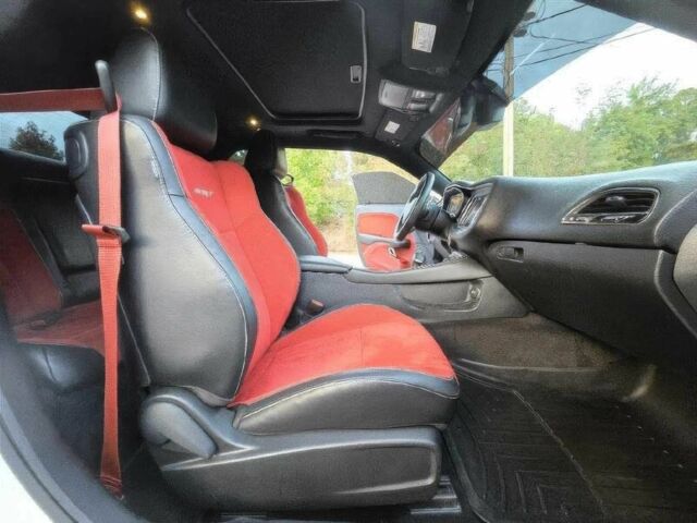 Белый Додж Челенджер, объемом двигателя 6.2 л и пробегом 79 тыс. км за 12000 $, фото 9 на Automoto.ua