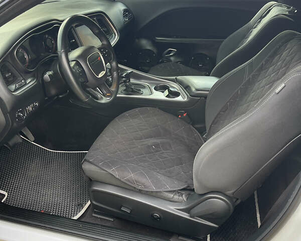 Белый Додж Челенджер, объемом двигателя 3.6 л и пробегом 72 тыс. км за 23000 $, фото 8 на Automoto.ua