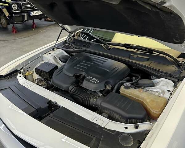 Белый Додж Челенджер, объемом двигателя 3.6 л и пробегом 194 тыс. км за 17600 $, фото 21 на Automoto.ua