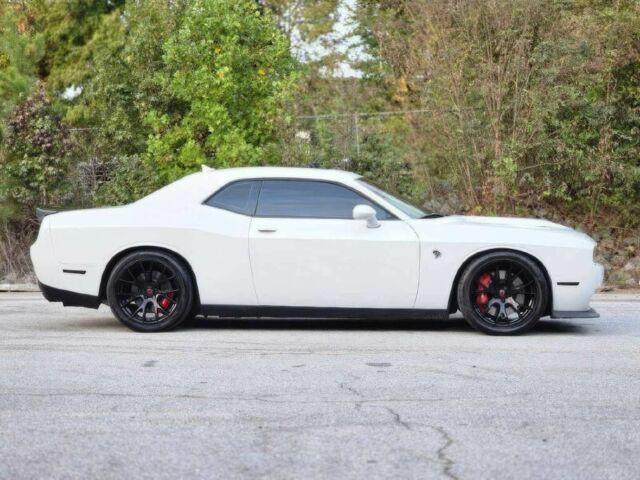 Белый Додж Челенджер, объемом двигателя 6.2 л и пробегом 75 тыс. км за 9500 $, фото 3 на Automoto.ua