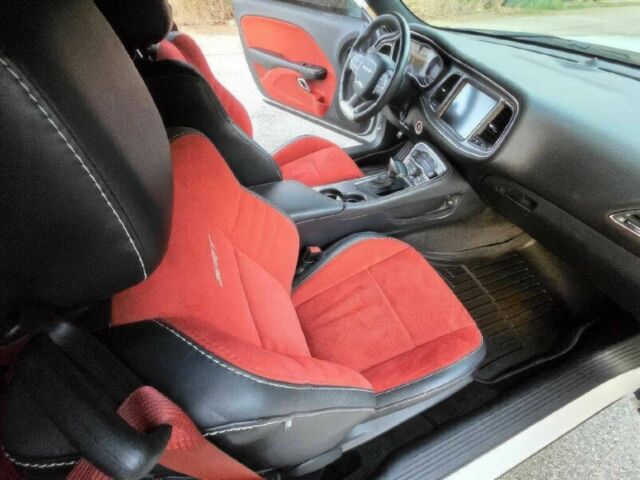 Белый Додж Челенджер, объемом двигателя 6.2 л и пробегом 75 тыс. км за 9500 $, фото 8 на Automoto.ua