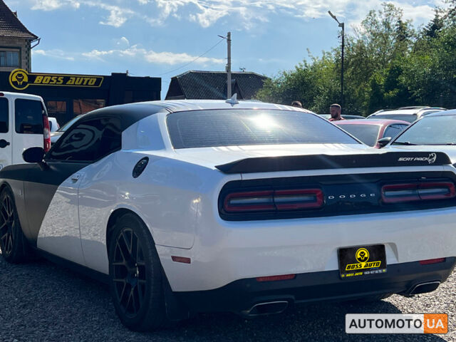 Белый Додж Челенджер, объемом двигателя 6.4 л и пробегом 136 тыс. км за 35000 $, фото 3 на Automoto.ua