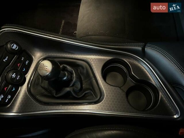 Белый Додж Челенджер, объемом двигателя 6.4 л и пробегом 92 тыс. км за 28300 $, фото 49 на Automoto.ua