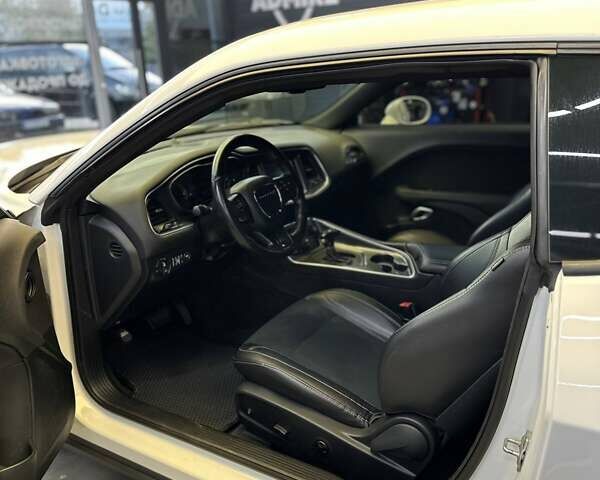 Белый Додж Челенджер, объемом двигателя 3.6 л и пробегом 194 тыс. км за 17600 $, фото 20 на Automoto.ua