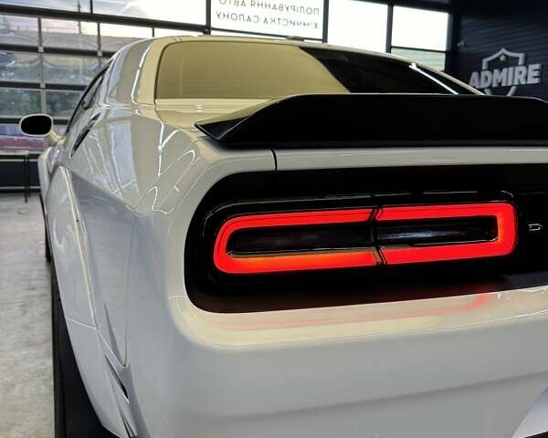 Белый Додж Челенджер, объемом двигателя 3.6 л и пробегом 194 тыс. км за 17600 $, фото 8 на Automoto.ua